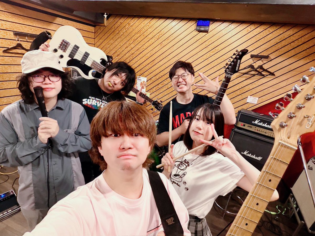 inocho_5st_bass's tweet photo. 昨日のHowling MooNからLUNA SEA続きで、限りなく灰色に近いLUNACIOUS...のリハ🎸

るな氏🥁を中心にkazuking🎸Evan氏🎸ナガイ氏🎤というGLAY方面な方々が集まった一夜限りのLUNA SEAバンド🖖楽しみ✨️

🗓2026/09/27(日)
🎶渋谷 Lamama
🌕限りなく灰色に近いLUNACIOUS... (as LUNA SEA / SESSION) https://t.co/LngofoYsFm