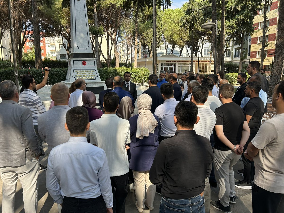 apartimanisa's tweet photo. Aziz şehitlerimizin manevi huzurundaydık

Anahtar Parti Manisa İl Başkanlığı olarak;ilçe başkanlarımız, teşkilat mensuplarımız ve dava arkadaşlarımızla birlikte şehitliğimizi ziyaret ederek vatanımız uğruna canlarını feda eden aziz şehitlerimizi rahmet, minnet ve dualarla andık. https://t.co/Of5XiuF4IK