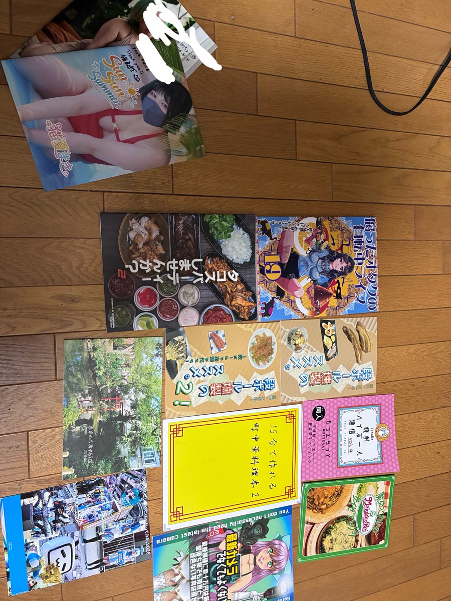 yuri_cms's tweet photo. 久々のコミケ、オタク卒業しすぎてエロ女（め）の写真集と料理ものしか買わなかった。

俺って10年後、突然蕎麦打ちに目覚め始めてる謎のおっさんになってんのかなぁ❓ https://t.co/xQmV35Hvz7