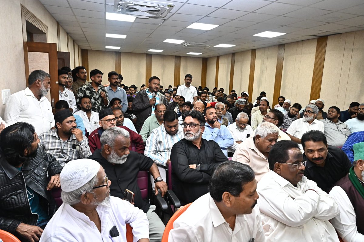 COPBELAGAVI's tweet photo. ಮುಂಬರುವ ಈದ್ ಹಬ್ಬದ ಹಿನ್ನೆಲೆಯಲ್ಲಿ ಬೆಳಗಾವಿ ನಗರ ಪೊಲೀಸ್ ಆಯುಕ್ತರ ಕಚೇರಿಯಲ್ಲಿ ಮುಸ್ಲಿಂ ಮುಖಂಡರೊಂದಿಗೆ ಶಾಂತಿ ಸಭೆ ನಡೆಸಲಾಯಿತು. ಶಾಂತಿ–ಸೌಹಾರ್ದತೆಯಿಂದ ಹಬ್ಬವನ್ನು ಆಚರಿಸುವಂತೆ ಅಗತ್ಯ ಸಲಹೆ–ಸೂಚನೆಗಳನ್ನು ನೀಡಲಾಯಿತು.

#BelagaviCityPolice #Eid #PeaceMeeting #Belagavi https://t.co/Fy34LCCLZw