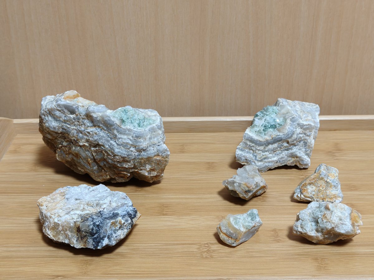 hideworth's tweet photo. 笹洞鉱山のミネラルハンティングガイドツアーで採取したものの一部！！
母石に蛍石の塊が乗って、脈のようなラインが入ってるのがたまらない！！
家宝にします！！
#岐阜 #下呂 #笹洞蛍石鉱山 #ミネラルハンティングガイドツアー https://t.co/PPIItSMhT3