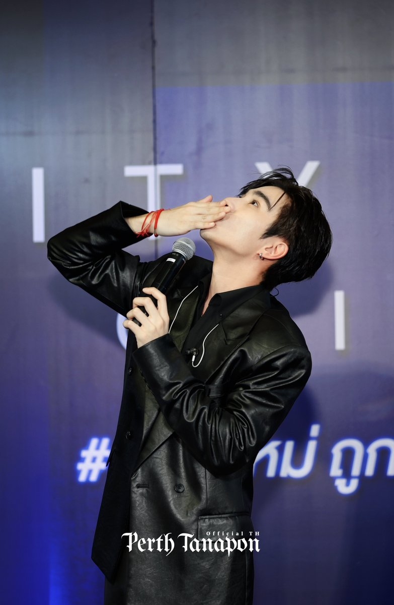 PerthOfficialTH's tweet photo. พี่เพิร์ธทักทายแฟนๆด้านบนครับ 🖤✨

PERTHSANTA BEAUTY CHIANGMAI

#InfinityMedicalClinicxPerthSanta
#PerthTanapon #KDPPE https://t.co/GehQK4ZiTP