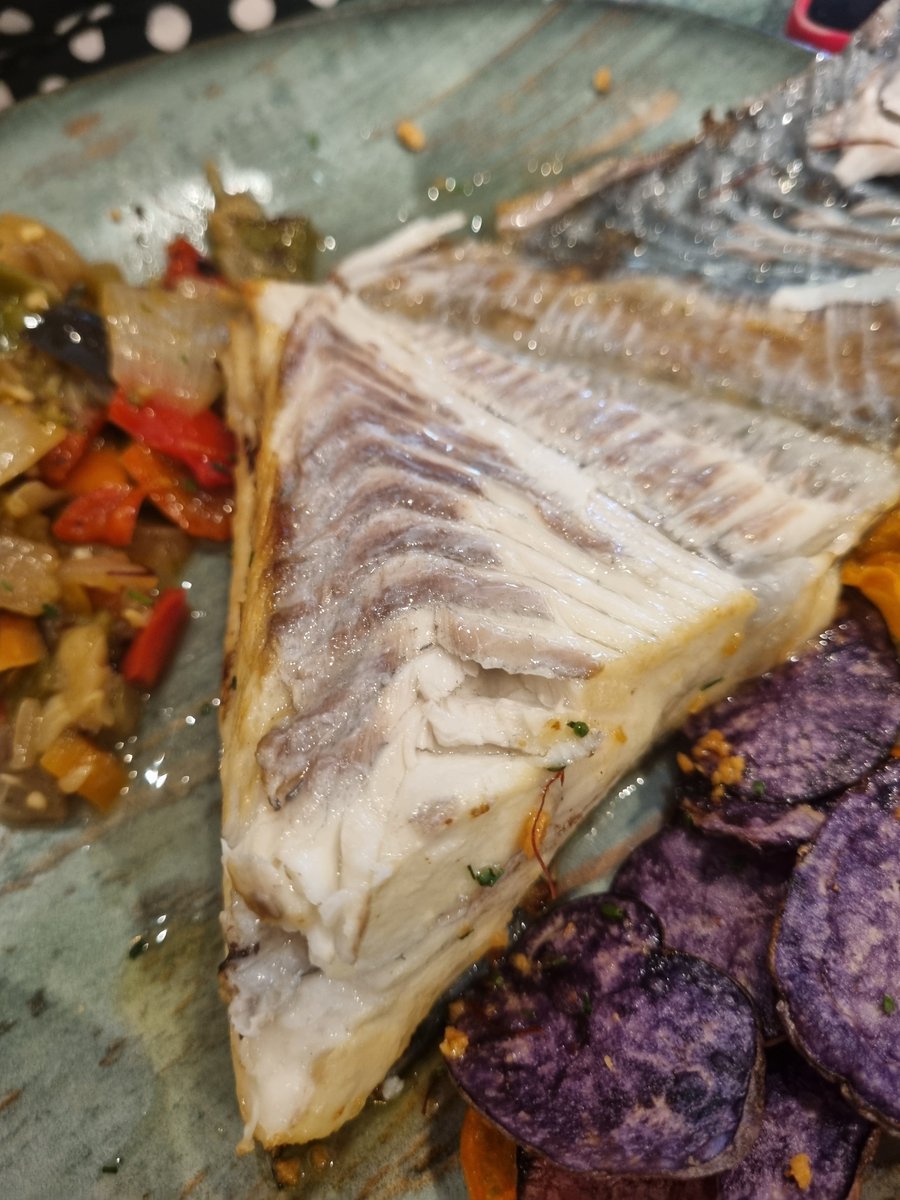 lorden68's tweet photo. El mejor revuelto de trigueros y gambas del universo, un rodaballo a la brasa magnífico, y un Chavost, al que no le pongo una pega. Así son los domingos de #LaMonte el vástago de #LaMontería https://t.co/ILO8MUUR1w