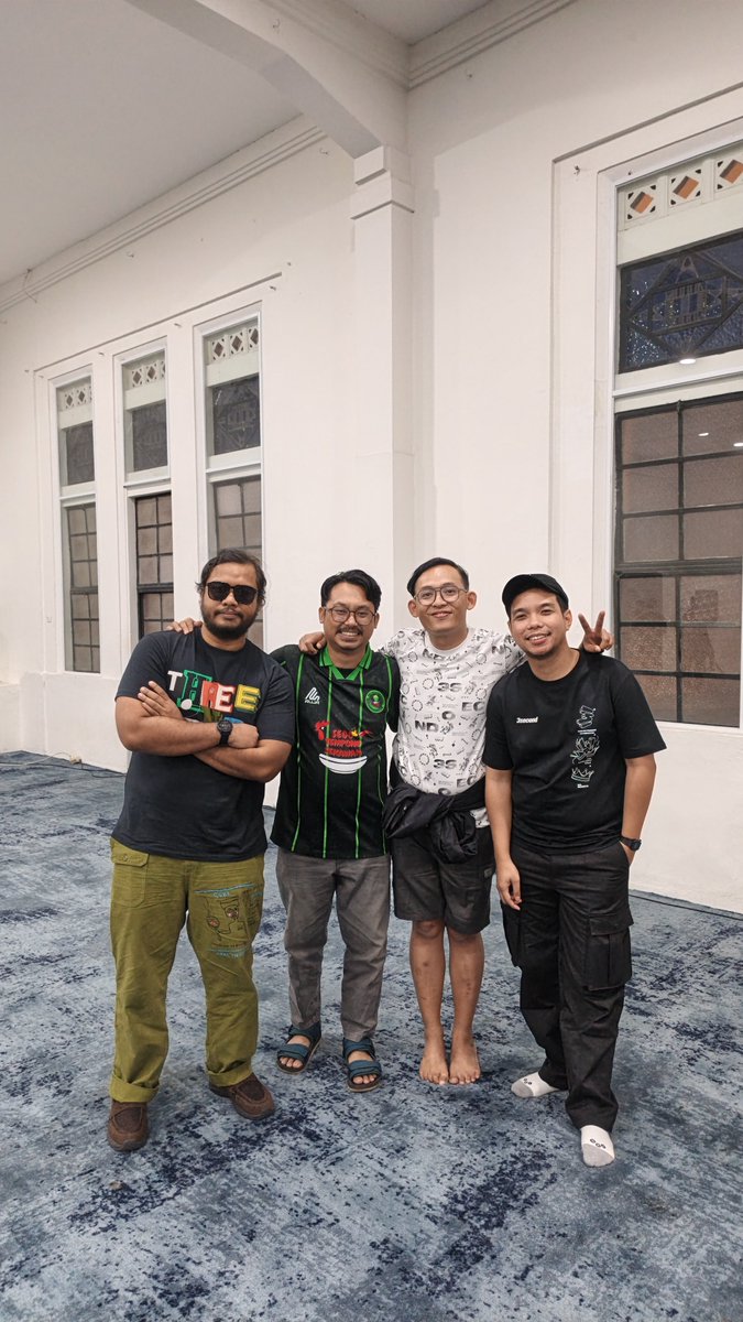 mmaryasir's tweet photo. Terima kasih @PodcastAncur sudah mampir ke Bandung lagi. Haha agak nostalgic di mana pertama kali gw ke Live Podcast Ancur itu di Bandung dan sekaligus pertama kali ke rumah calon istri, eh sekarang gw yg tinggal di sini. Haha

Sangat menyenangkan dan hangat, curhat2annya jg gokil2 🤣🙌🏼✨

Rispekk @patragumala @diazdanar @crazydhika dan GS alias Guest Star alias mang @guzman_sige. Haha