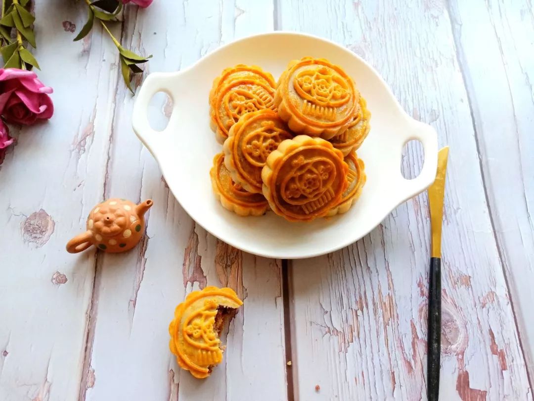 MarkoxdMarko's tweet photo. This Mid-Autumn Eve, mooncakes u0026 warm wishes light up the night—may your days be as round u0026 sweet as the full moon! https://t.co/ytMxzwS7de