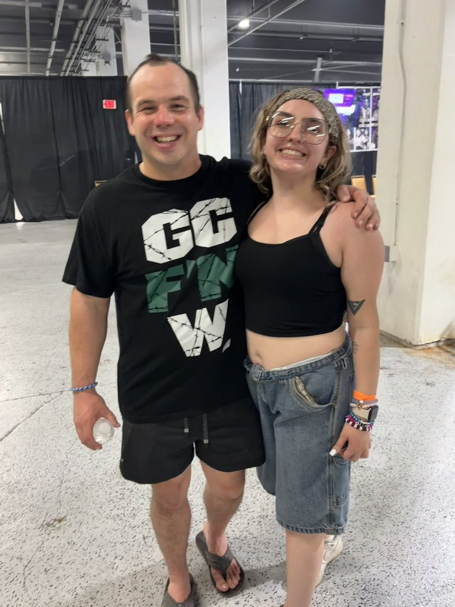sammysvlogcrew's tweet photo. and of course I have to post the photo with my FAVORITE ref!!! Hi @RefAdamGault you’re the best!!! https://t.co/84w6rSaa67