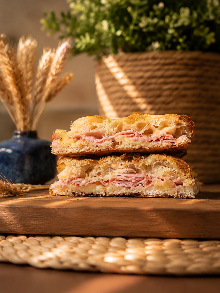 Therusticbakery's tweet photo. قشرة ذهبية، جبنة تذوب، وبروسكيوتو بنكهته الغنية 🤍
بعض النكهات إذا اجتمعت… تكون النتيجة توازن مثالي.👌🏼

فوكاتشا رومانا بالبروسكيوتو والبروفولا، تُخبز طازجة يوميًا لتقدّم لكم لقمة إيطالية متكاملة 🇮🇹✨ https://t.co/sUg74iEKBo