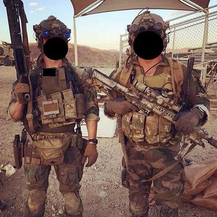 ZIRUGU_L's tweet photo. この隊員さんです。sr25の写真は左側。肩組み合ってるのは右側の人です。 https://t.co/OM4hAJYkVO