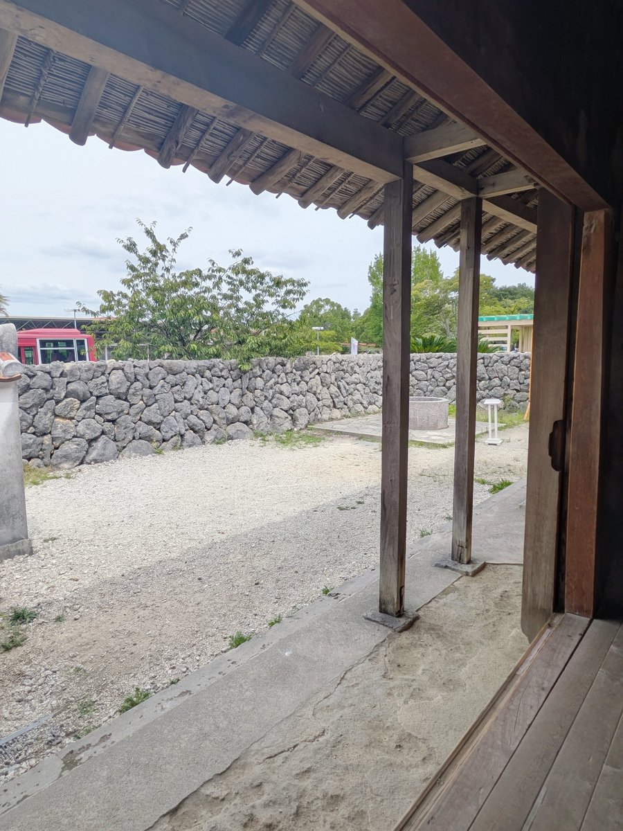 piyoko_neon's tweet photo. リトルワールドの沖縄の家がゲームで見たことある景色すぎてよかった https://t.co/owllqXb1VS