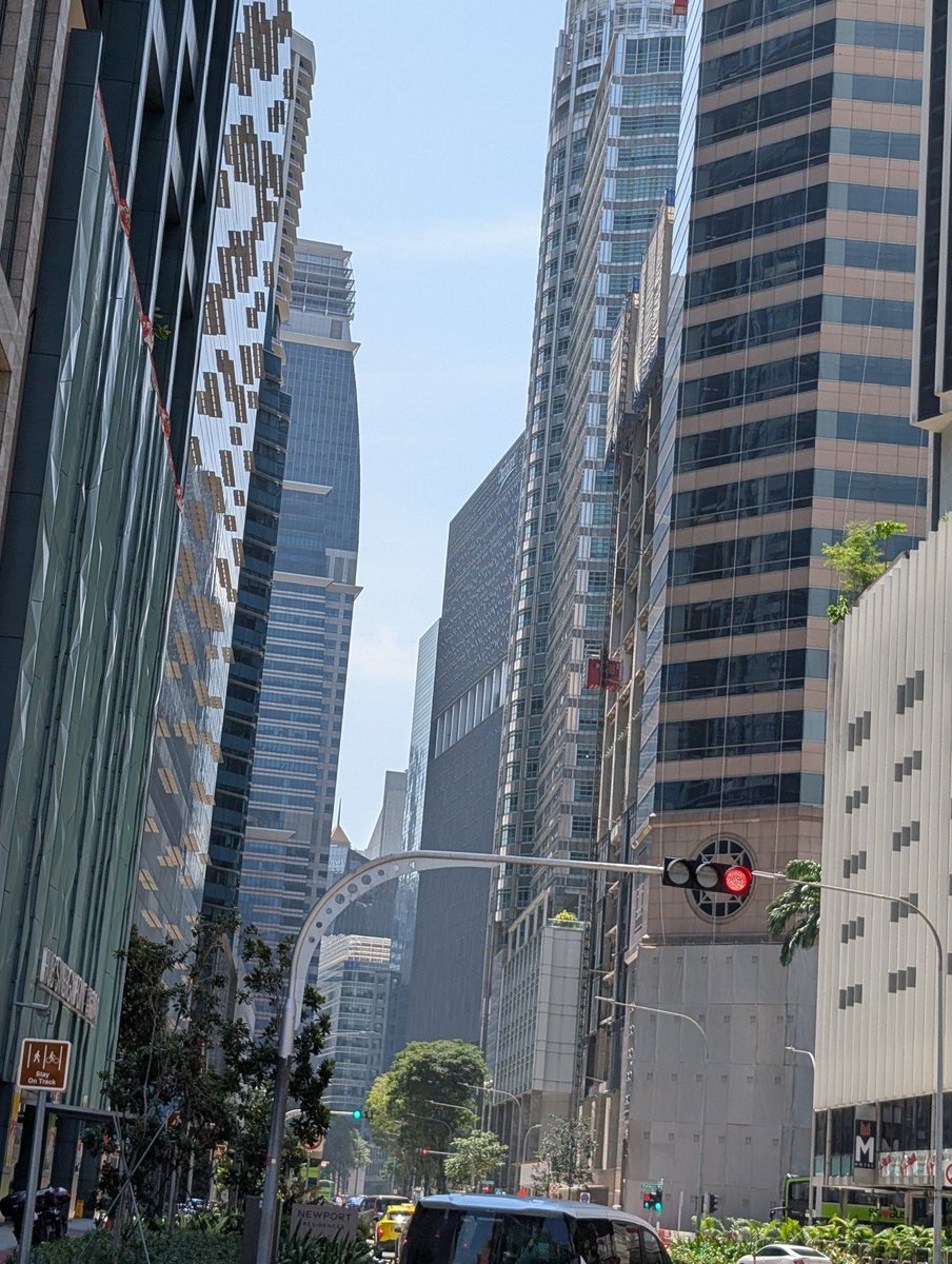 mayaofspring's tweet photo. Singapore CBD could go so hard 
if only they had the guts to pedestrianise it https://t.co/Fmpq3bXDss