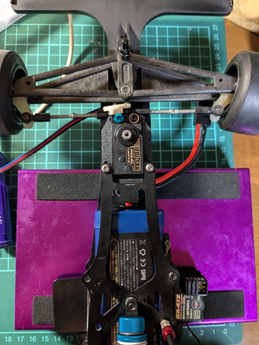torangool9's tweet photo. そろそろ始めないとプラモとRCサーキット復活がかぶってしまうので、ラジコンのメカ積みを中心とした作業をば。F104Wから。ロープロサーボ平置きにしたかったけど、バッテリーの出し入れが出来ず断念。標準の積み方ってサーボの耳カットで他に使えなくなるけど仕方ない。 https://t.co/BJ7nPIK10S