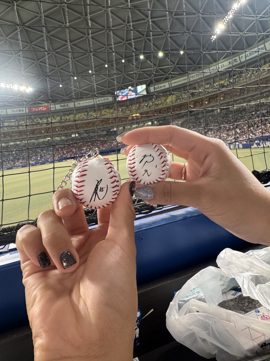 U__getu27's tweet photo. ホームランウィング最高だった😭♡
今日の結果は散々だったけど..成也まじかで見られて幸せだった🤩✨
一生こっち見てくれないから気づいて貰えなかったけど💭
 #中日ドラゴンズ https://t.co/HsTn6CYNVm