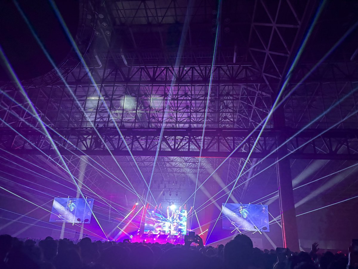 ingroove_7's tweet photo. Jamiroquai楽しく踊り倒してもう汗だくや💦衣装チェンジも楽しかったし被り物の派手な演出も盛り上がった！ https://t.co/KL9BWQzCcS