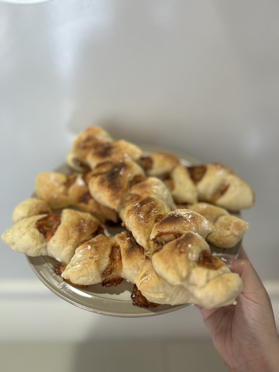 razbliutoz's tweet photo. ベーコンエピとウインナーパン作った🥖🤍 https://t.co/ULJTDWlvbw