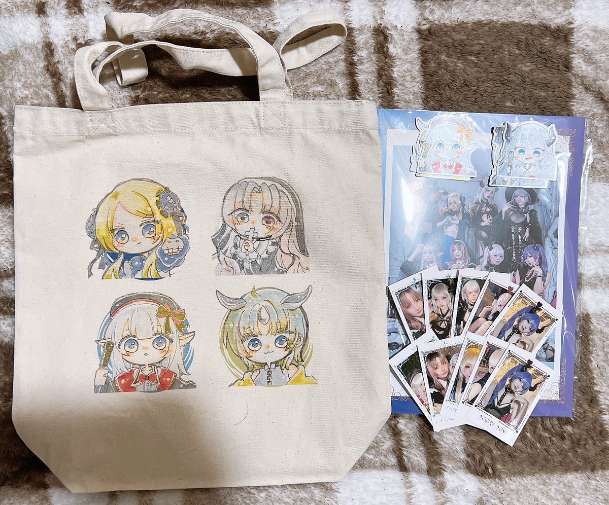 efuefu0322's tweet photo. コミケ2日目の戦利品②
#TKGfantasy
買わせて頂きました勇者セット!!!
いや…本当は魔王軍も買ってやろうって意気込みだったんですけど…予算が…😭
で!読ませてもらったんですけど…!
設定から凝ってて衣装が皆さんお似合いで…😭👏👏👏
実際に設定資料見て衣装すっごい…とか衣装こうなってたんだすげぇ…とかこの設定おもしろ!とか思いながら読ませて頂きました!
自分の語彙力が足りないのが悔やまれる…(;`皿´)
内容どこまで言っていいのかあまりわかってないのでこの辺にしますが…
とにかく!読んでて笑顔になれる楽しい写真集でした!
セット内容もお品書きあんまり見てなかったんで開けてみて初めて気づいたんですけど…
え、こんなに色々頂いていいんですか?って頭で?出てくる豪華な内容でした!
トートバッグに描いてあるちねつ画伯のデフォルメキャラが可愛すぎて悶え死にそうでした()
素敵な作品、新刊セットをありがとうございました!
皆さんとっても素敵で最高の写真集でした!😆✨
