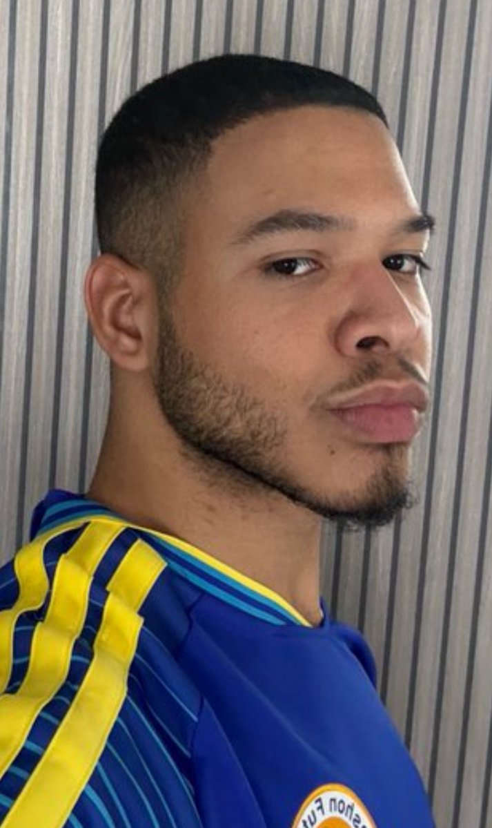 Dicknboo's tweet photo. @blkbalkan @lowkeybusser So you're a total top?  Total tops don't sass the camera like this or post about lil kim or Beyonce https://t.co/JeoLIaNI6G