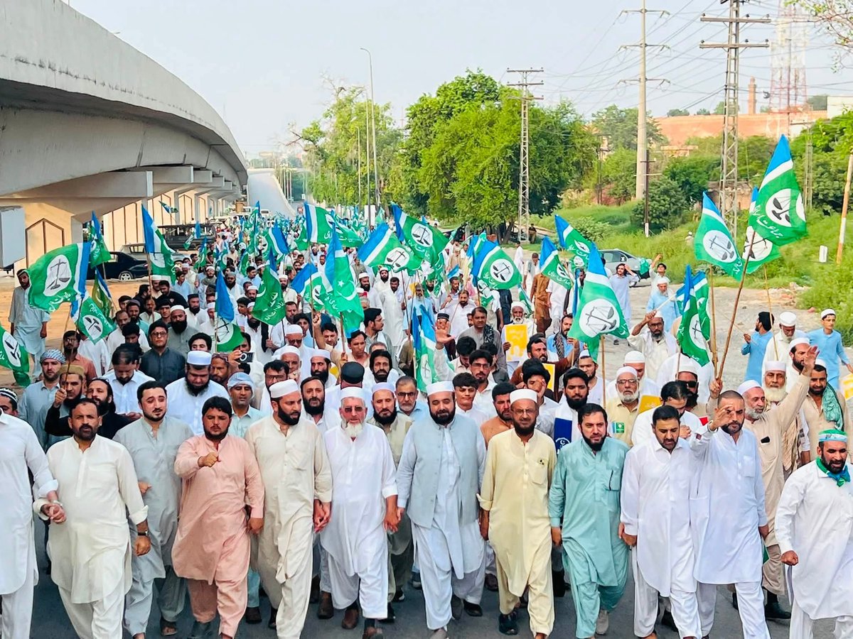 EhteshamUlHas19's tweet photo. امیر جماعت اسلامی خیبرپختونخوا وسطی عبدالواسع کی قیادت میں کارکنان کی ریلی گورنر ہاؤس پشاور کے دھرنے کی جانب رواں دواں۔ بڑی تعداد میں کارکنان دھرنے میں شریک ہو رہے ہیں۔
#JIDharnaAgainstBhattaLevy https://t.co/UcLcUkTHzS