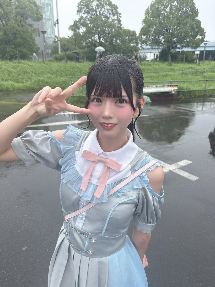 kimiao_riru's tweet photo. 雨の中でライブ後のりるさん https://t.co/biIePsA1ta