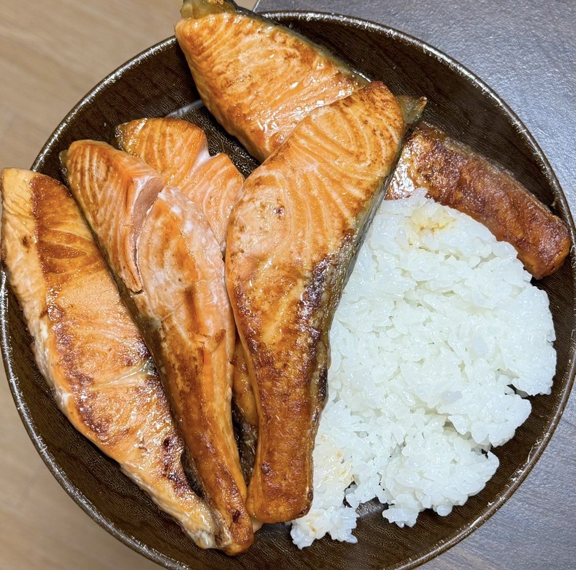 japanmasaki10's tweet photo. プロテイン買うお金あったらその分銀鮭買った方がいいと思う https://t.co/qLlXCRRHtO