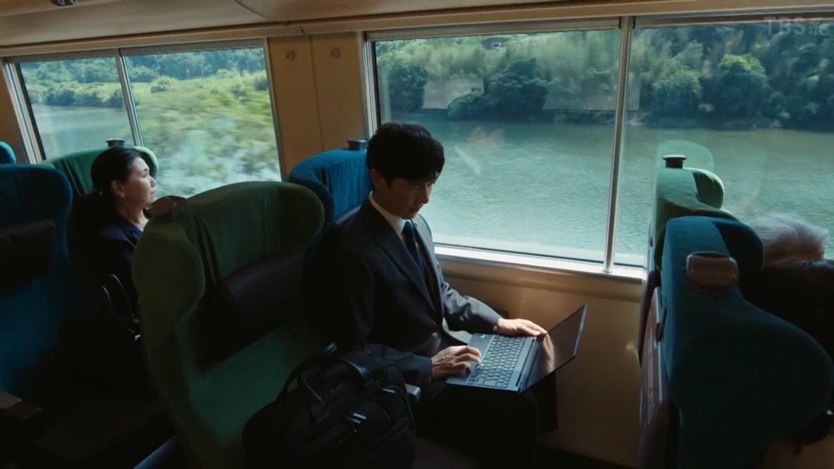 hs3419x's tweet photo. 運用調査中の堺雅人と、薄晴れの外を気にする堺雅人出てきた https://t.co/X8DLjH95f2