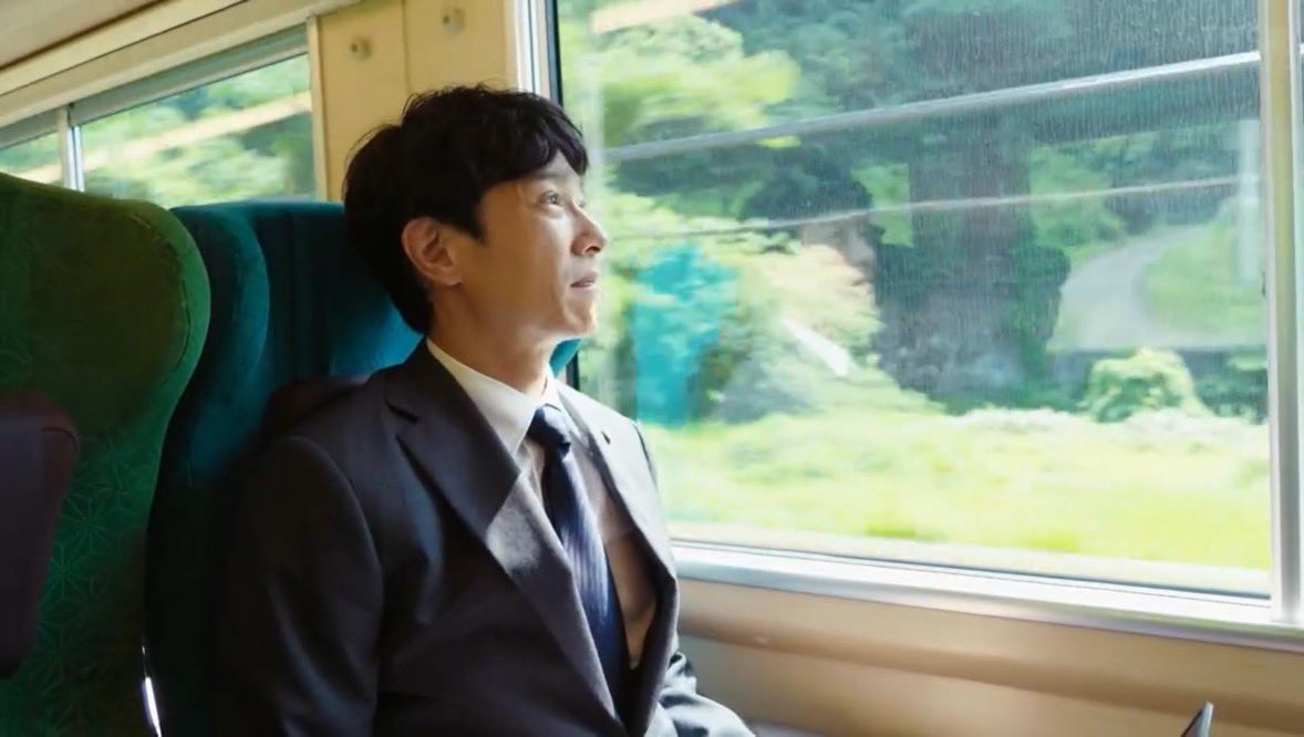 hs3419x's tweet photo. 運用調査中の堺雅人と、薄晴れの外を気にする堺雅人出てきた https://t.co/X8DLjH95f2
