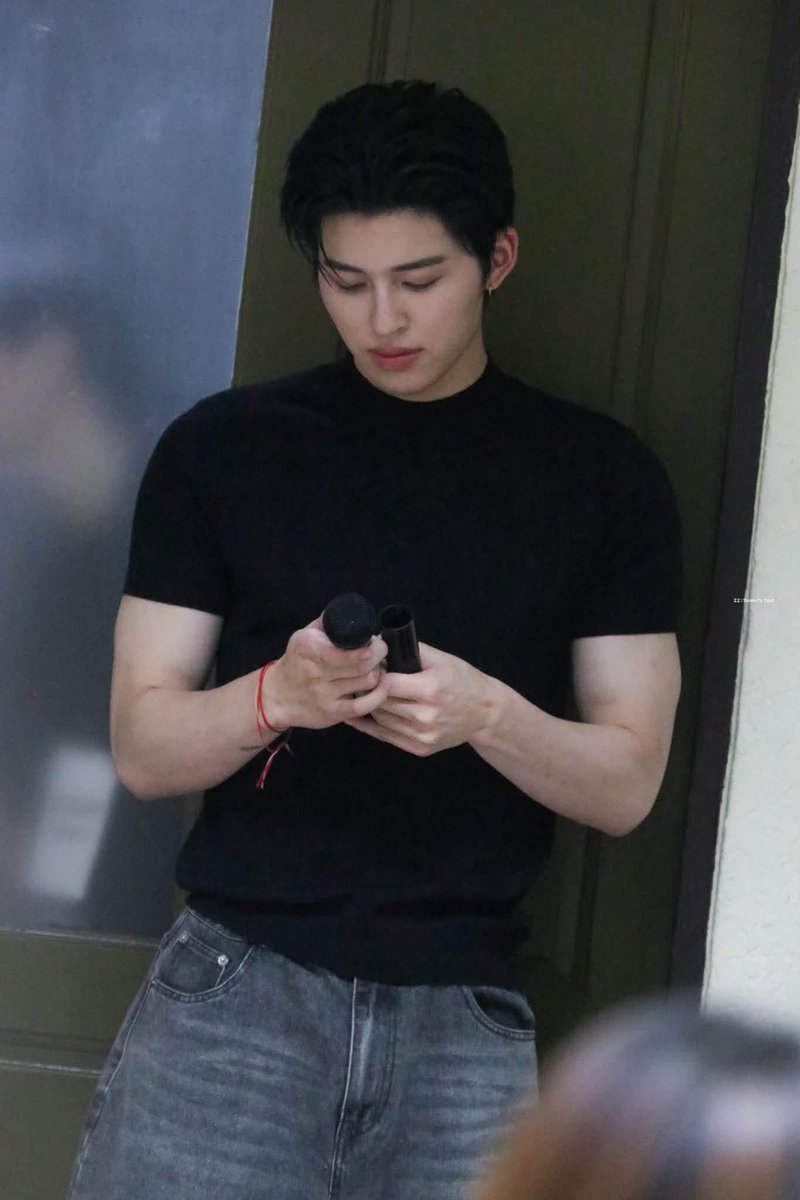 JujihoonHome's tweet photo. ชอบความภูมิฐานของปอนด์ คือยังมีความขี้เล่นเป็นความขี้เล่นที่ยังสนุกสนานตามวัย แต่ไม่ปล่อยเนื้อปล่อยตัวอ่ะ พูดไงดี คือเป็นคนมีทรง ซึ่งดีมากนะ เพราะคนก็ยังรู้ว่า"คนนี้ทำงานเก่ง อารมณ์ดี เล่นด้วยได้แต่จะไม่มีใครกล้าข้ามเส้นที่ขีดเข้าไปอ่ะ" เป็นครตที่คนวัยทำงานอยากมีเลยล่ะ https://t.co/qXbTkRIBkm