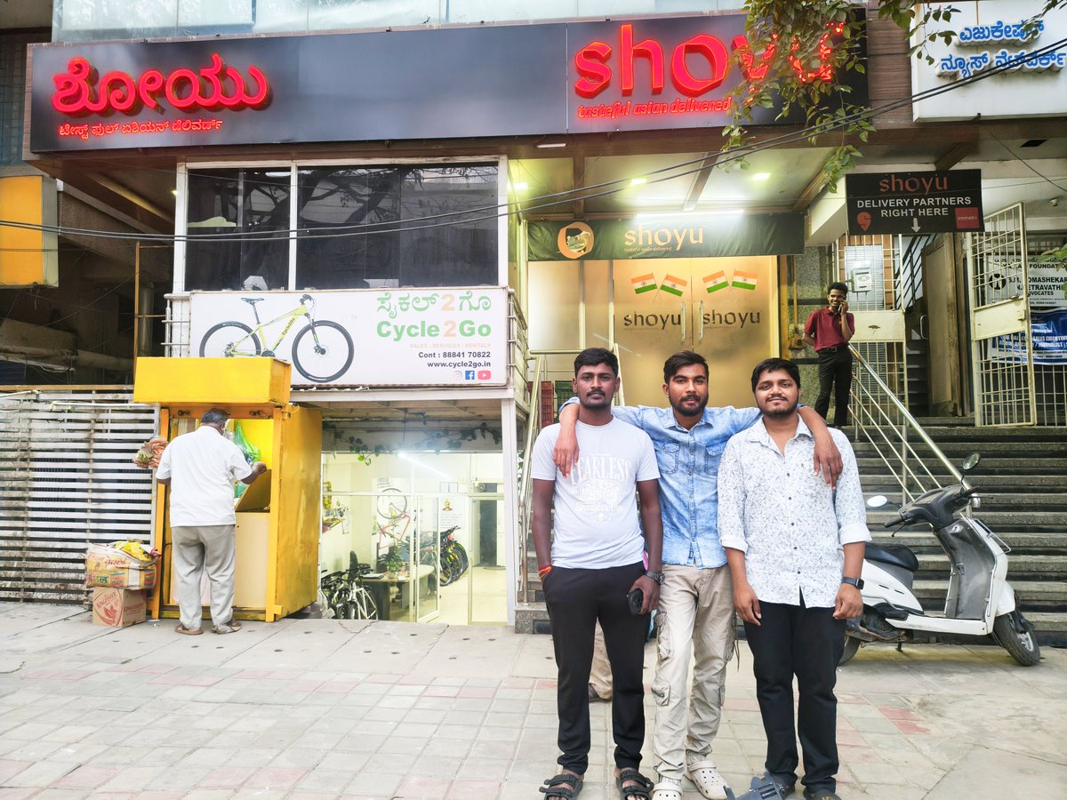 KingVenkyBAF's tweet photo. నా బ౦గార౦ @chay_akkineni 's Cloud Kitchen #ShoYu ☺😍 @ BENGALURU
Me with my Buddies @AKBadri6848 @Jagadeesha92013 https://t.co/OTnRWsb2nG