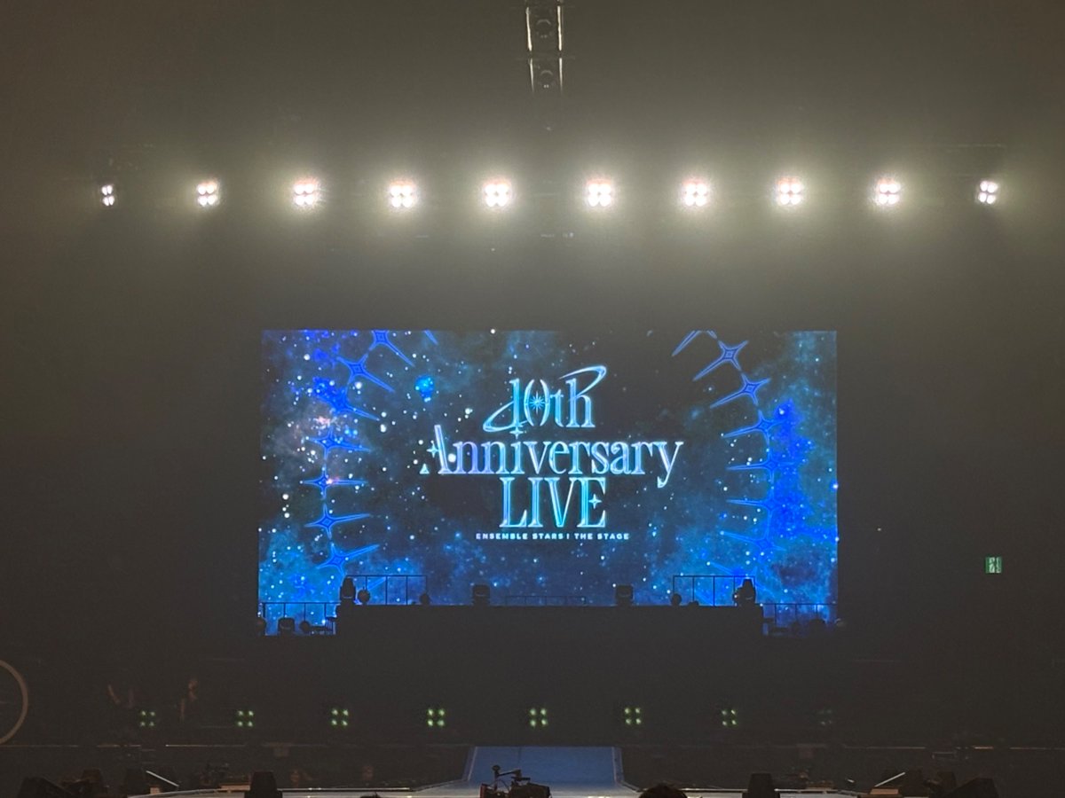 oberon_1031's tweet photo. 『あんさんぶるスターズ！THE STAGE』
-10th Anniversary LIVE- 
全公演終了いたしました！！

Knights返礼祭からここまで、あんステと共に過ごした夏が終わりました。

ユニット曲は、部屋の壁に原作イラストを貼ってこの景色をどうやったら再現できるかを考えてました。
会場替わり曲は過去の公演映像を編集しながら当時のスタッフさんと思い出話をしたり。

たくさんの人にとって宝物であるこの作品をそっと手に取って、より輝かせるための台座を作る。
そんなことができたら、と願って取り組ませていただきましたが、楽しんでいただけましたでしょうか？

これからもあんスタ・あんステがたくさんの人に愛されますように！
ご来場ありがとうございました！！

#あんステ

（榊原）