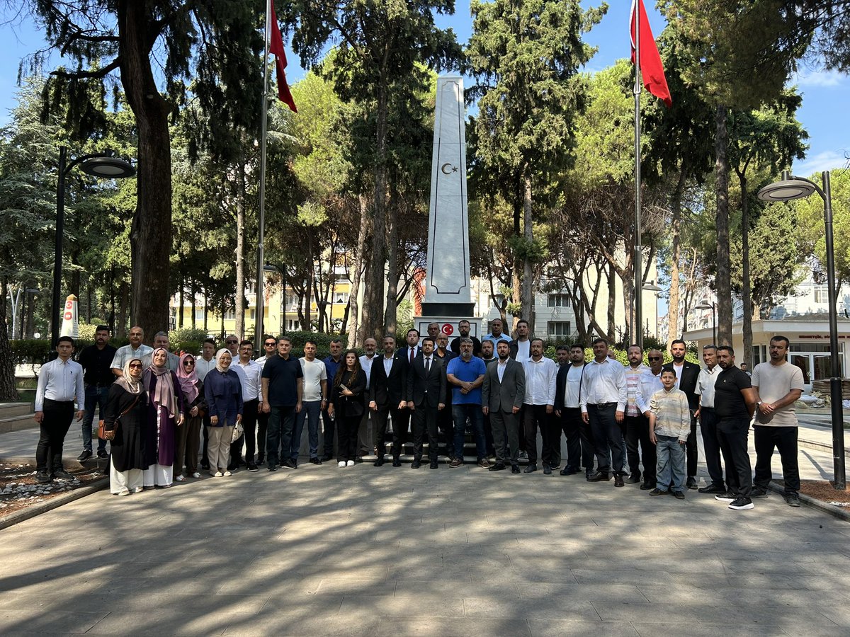 apartiturgutlu's tweet photo. Anahtar Parti Manisa İl Başkanlığımızın düzenlediği şehitlik ziyaretine; İlçe Başkanımız Muhammed Yıldız, İlçe Teşkilat Başkanımız Velit Kırıcı, İlçe Sekreterimiz Mehmet Ay ve İlçe Medya ve Tanıtım Başkanımız Kadirhan Diner ile katılım sağladık. https://t.co/V2BAbwxN7v