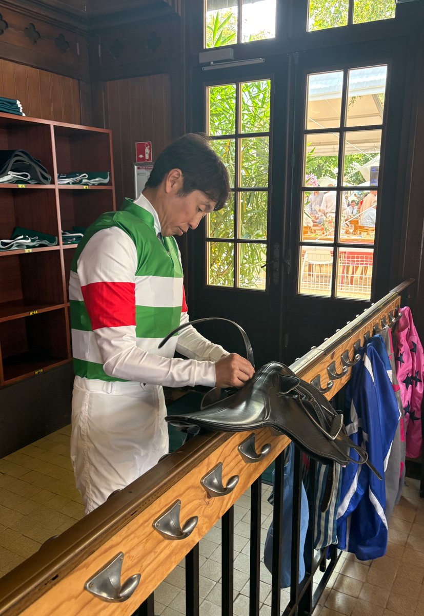 B12offByhHSsUy9's tweet photo. 鞍を最終調整する武豊騎手🏇✨あと30分でジャックルマロワ賞です！ https://t.co/NPJwqj8c7N