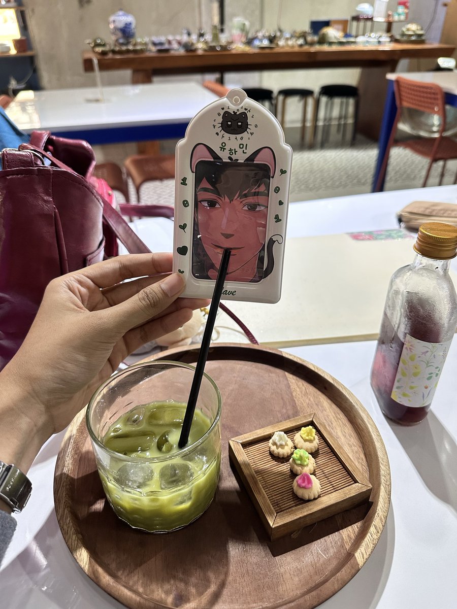 yummymala's tweet photo. kucing bole ga ya minum matcha? https://t.co/5oFHJIwRFA