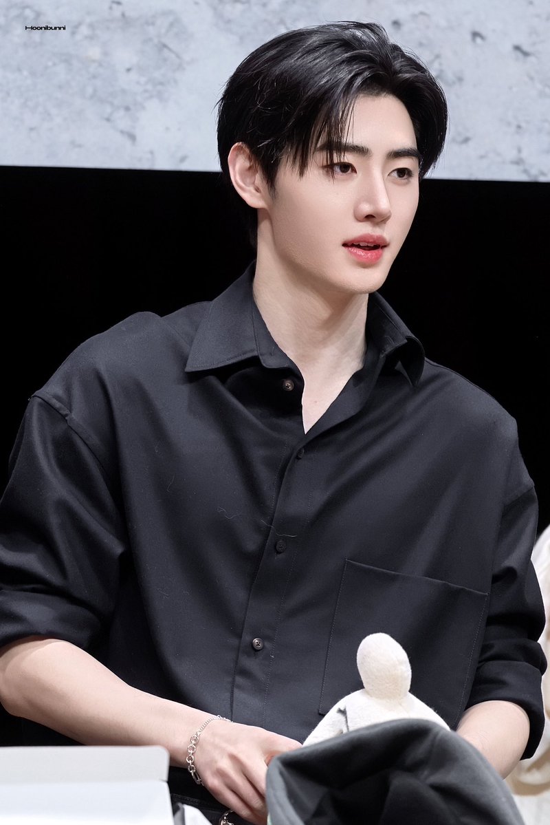 syndrome128's tweet photo. 나는 성훈이가 이런 캐주얼한 셔츠 입을 때 마음이 좀 힘듦... https://t.co/tdZ9wfOFIK