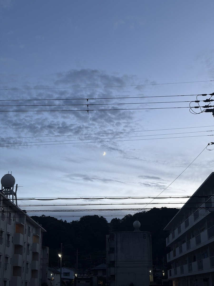 ozzy250xc's tweet photo. 19時ごろの月と東方最大離角の金星。 https://t.co/ctroYGyjnV