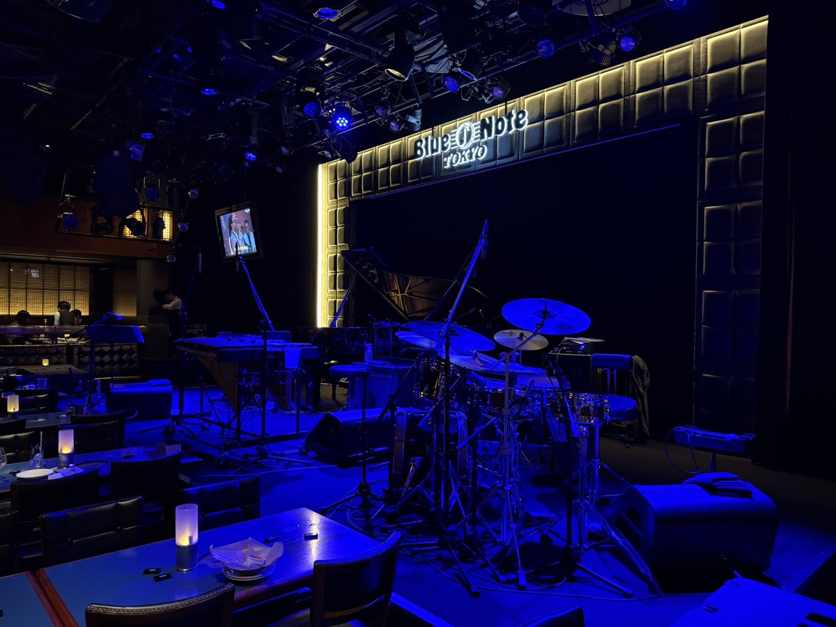 LlllllCh's tweet photo. レジェンドドラマーのピーターアースキンさんを見に、ブルーノート東京に行ってきました。

マイクマイニエリさんや、マシューギャリソンさん達も共演していて、頭がふわふわでした。

演奏のダイナミクスがもう、異次元で…

夢のようなLIVEでした。

ありがとうございました😭

#ブルーノート東京 https://t.co/QTEtox7uCt