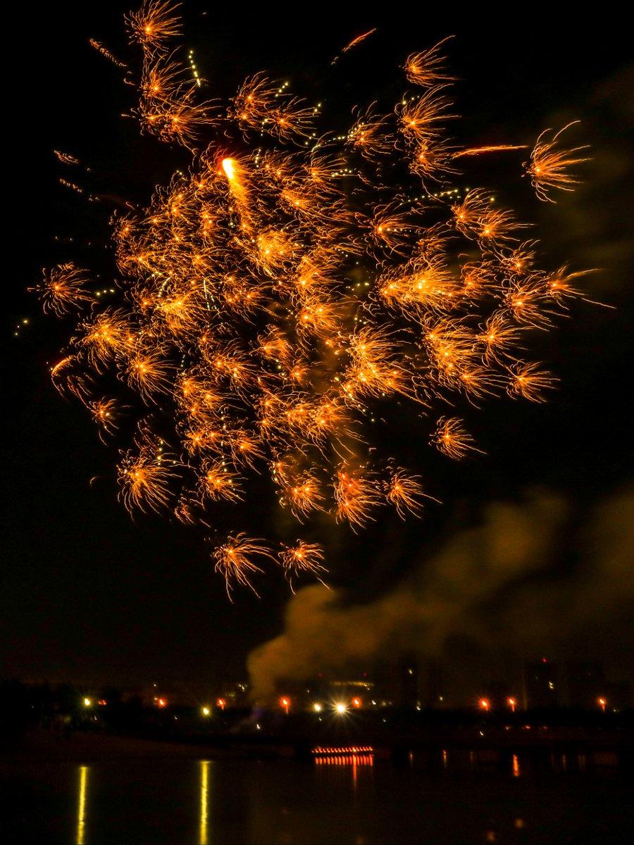 CaracciMaureen's tweet photo. Festive spark, warm cheers—here’s to a glowing New Year ahead! https://t.co/fCeYwzLhKg