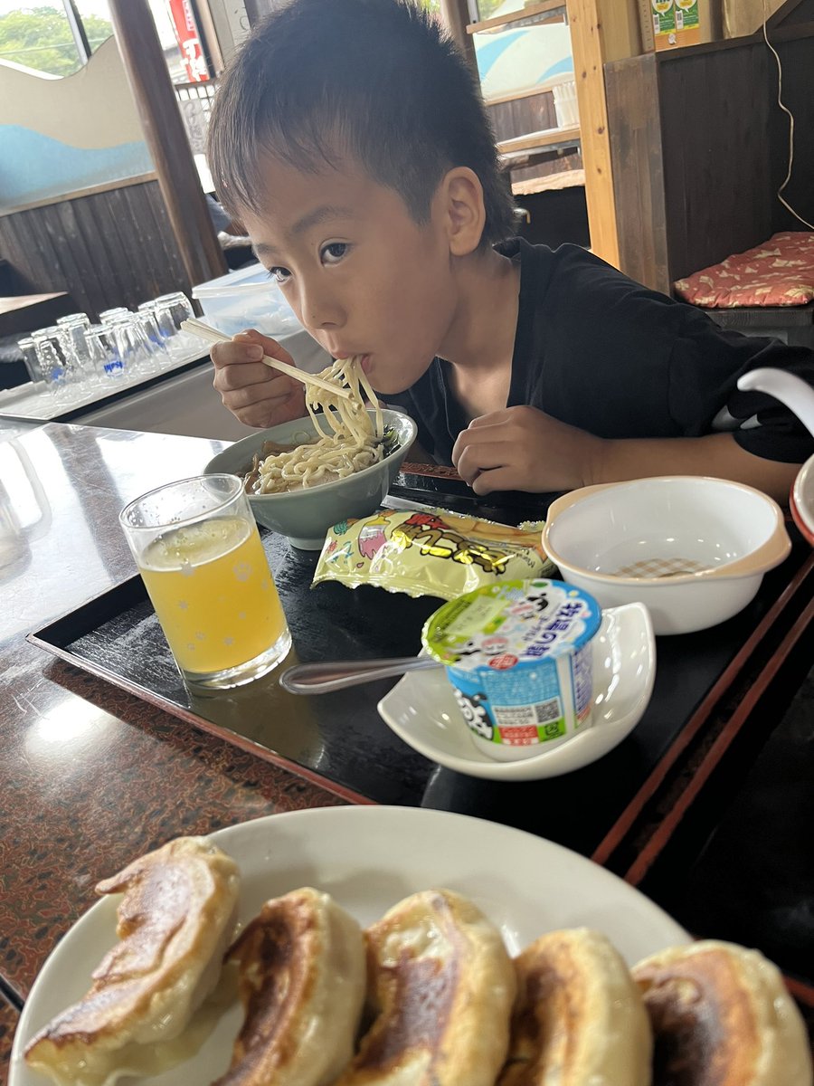 MinitopB's tweet photo. 連休最終日は水上アスレチックと佐野ラーメンでした。
#蓬山ログビレッジ
#佐野ラーメン
#やつや
#お子さまラーメンセット
#チャーシュー麺
#餃子は2人でシェア
#ライス https://t.co/HBsph2MIqR