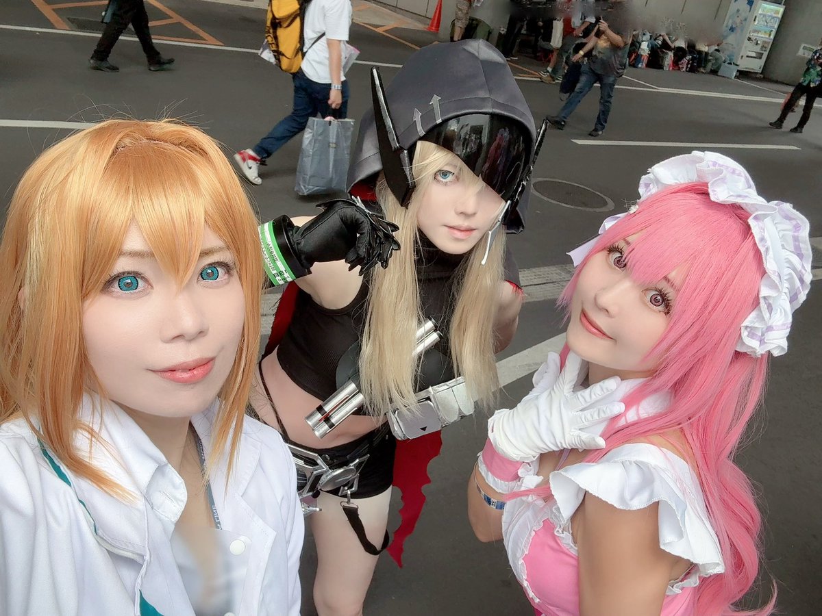 restrepast's tweet photo. 今回の夏コミ、貴重なお友達とのSelfie！とーいさんご一緒してくれて改めて感謝です😆✨そして久しぶりにひよこちゃんに会えて幸せだった🥰メイドドロシー可愛すぎたよ…元気いっぱいもらえた〜ありがとう💕٩(ˊᗜˋ*)و https://t.co/YjY3n2usif