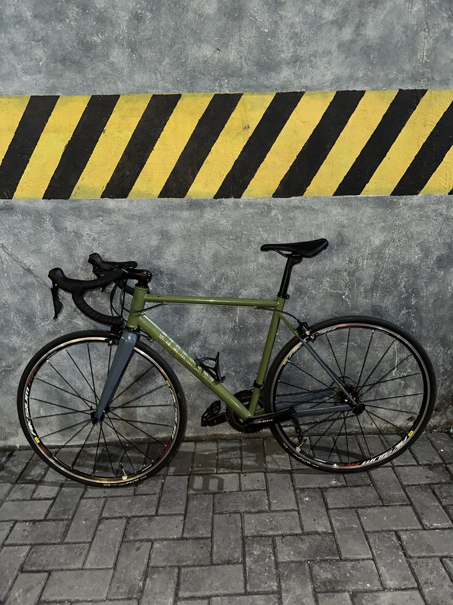 ritmoir's tweet photo. Roadbike Seaboard CR03 kondisi like new.

Specs:
- Groupset full Shimano 105
- Stem, Dropbar, Computer mount, Seatpost OG-Evkin Carbon
- Wheelset Mavic Aksium
- Ban Continental 28c
Bonus: Kasih pedal cleat MTB Look carbon (baru)

13juta
Lokasi: Slipi, Jakarta barat #fnfjb https://t.co/G7E7tuXHdh