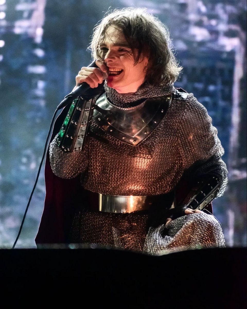 chiikawaphan's tweet photo. i lowkey want another swarm type tour because i miss gerard coming out in different outfits https://t.co/wxzhoCCjfl