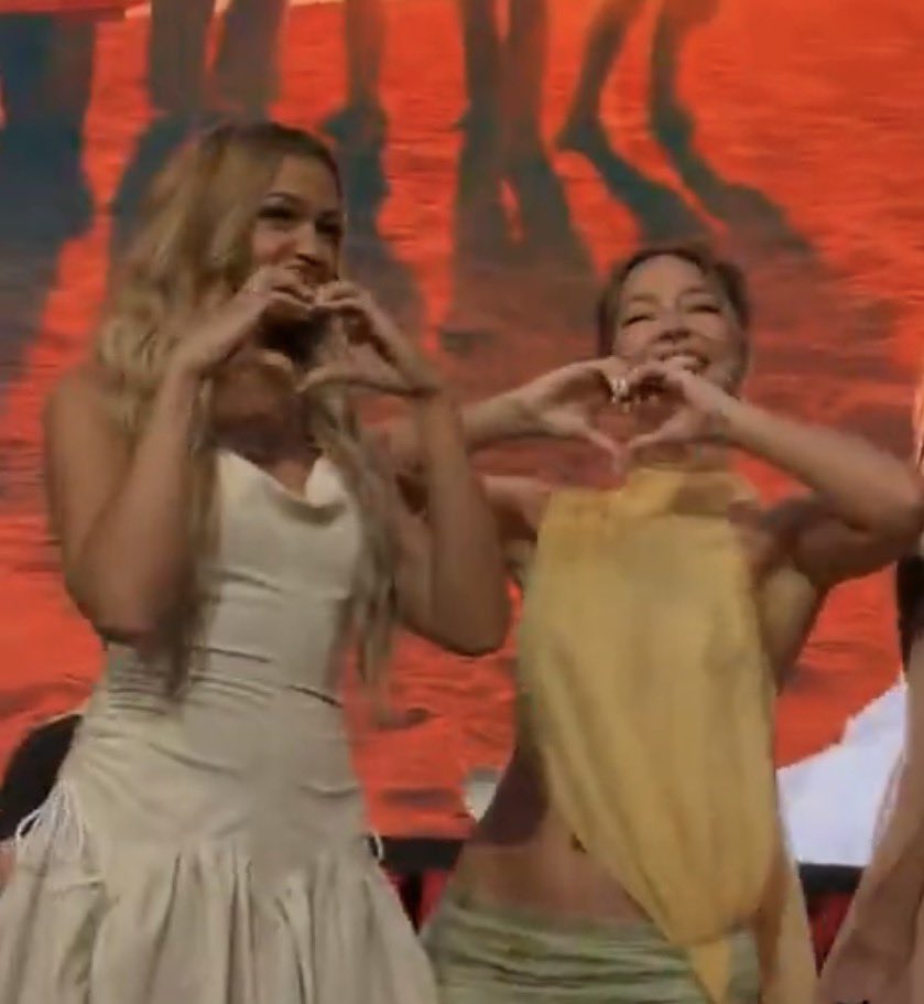 thinkerkiarah's tweet photo. our girls forever ! https://t.co/JVk1TP806t