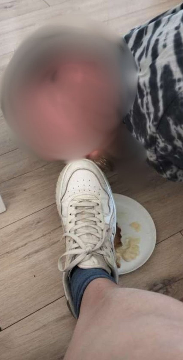 ReineAmelia90's tweet photo. Un bon toutou🐶, bien dressé, tellement qu'il a eu le droit à ma semelle comme desserts.
#paypal #moneymiss #domingão #slave  #cuck #pied https://t.co/FT2L2XyuDC