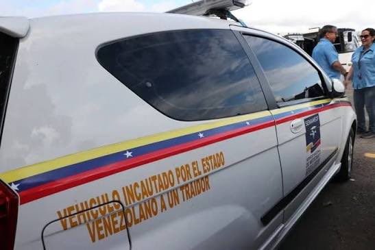 YOYOPRESS's tweet photo. 🔴 LOS EXCARCELAN, PERO EL RÉGIMEN SE QUEDA CON SUS CASAS, CARROS Y EMPRESAS

Las excarcelaciones no han significado el fin del castigo para muchos presos y perseguidos políticos en Venezuela.

A Héctor Ferreira lo encarcelaron durante 3 años y 7 meses. Mientras estaba preso, la DGCIM tomó Universal C.A., la fábrica que su familia había levantado durante casi siete décadas. Fue excarcelado en abril. La empresa todavía no le ha sido devuelta.

José Breijo salió de prisión gravemente enfermo y regresó a su apartamento. Allí encontró viviendo a uno de los policías que había participado en su detención. Recuperó la vivienda después del escándalo, pero prácticamente vacía.

A Williams Dávila le quitaron su vehículo cuando fue detenido en 2024. Tras meses reclamándolo, se lo devolvieron en una grúa: sin cauchos, batería, radio, radiador, asientos y otras piezas.

Y el despojo hasta se exhibe.

Vehículos utilizados por organismos del Estado circulan rotulados con una frase que parece resumir toda una política:

“ESTE VEHÍCULO FUE INCAUTADO POR EL ESTADO VENEZOLANO A UN TRAIDOR”.

Casas ocupadas. Carros desvalijados. Empresas tomadas.

Excarcelar a un preso político no basta.

También tienen que devolverles lo que les quitaron. Y, por supuesto, darles libertad plena y sin restricciones.