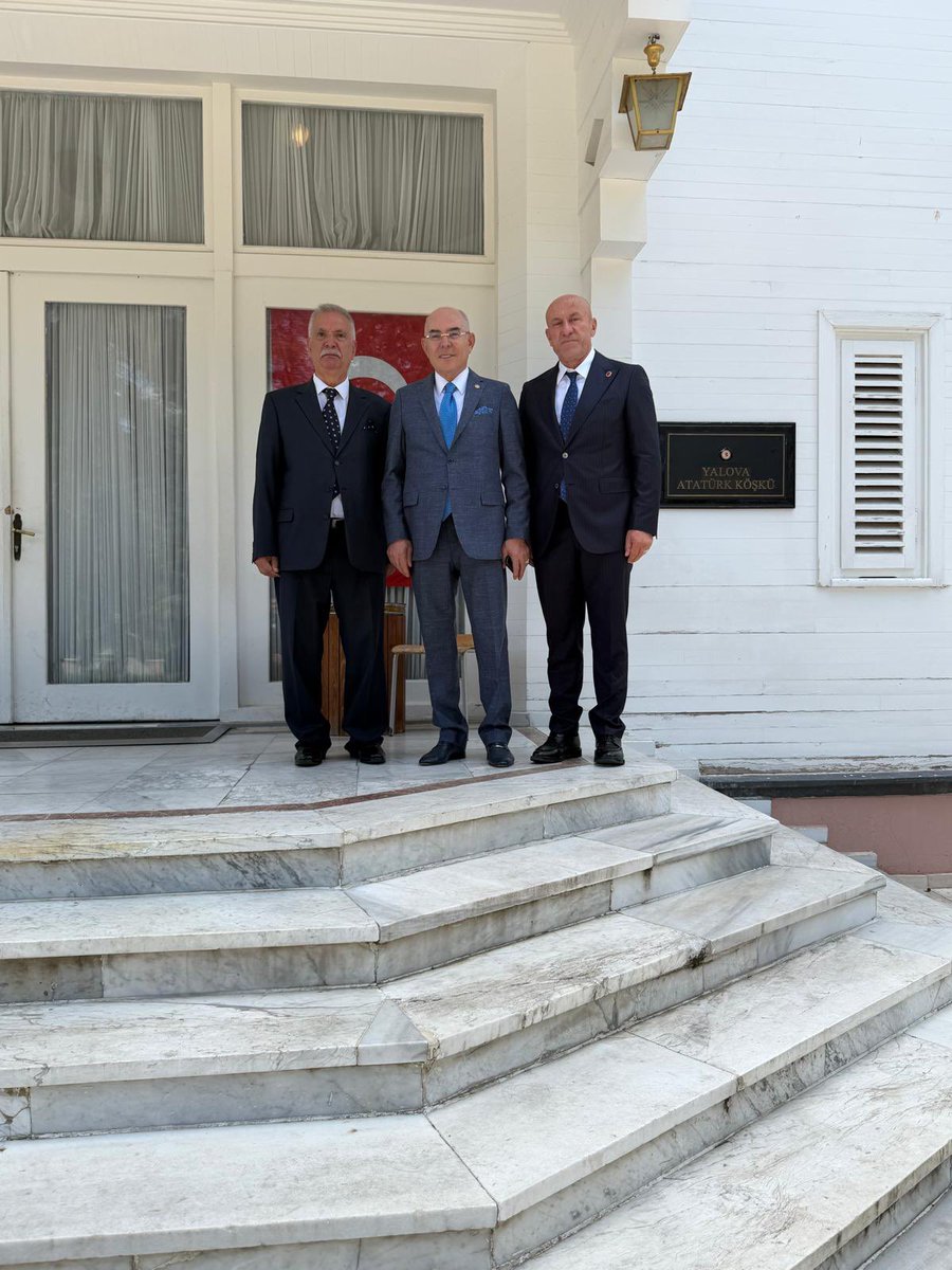 KarakayaMevlut's tweet photo. #YalovaMHP
#YalovaAtatürkKöşkü

İl Kongremiz dolayısıyla bulunduğumuz Yalova’da, İl Başkanımız  Mustafa Deviren ve teşkilat mensuplarımızla birlikte Atatürk Köşkü’nü ziyaret ettik.

Millî Mücadele’nin izlerini taşıyan bu tarihî mekânda, Gazi Mustafa Kemal Atatürk’ün aziz hatırasını yâd ettik.

Bu güzel vatanı bizlere emanet eden başta Gazi Mustafa Kemal Atatürk olmak üzere, istiklâl ve istikbalimiz uğruna mücadele eden bütün kahramanlarımızı rahmet, minnet ve şükranla anıyorum.

Bu necip milletin hafızası mekânlarda, ruhu ise istiklâl sevdasında yaşar.

Biz, o ruhun emanetçileri; bu vatanın dününe hürmet, yarınına umut, bayrağına ve milletine gönülden bağlı olanlarız. 🇹🇷