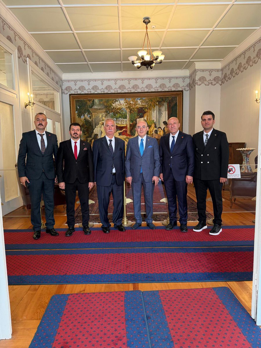 KarakayaMevlut's tweet photo. #YalovaMHP
#YalovaAtatürkKöşkü

İl Kongremiz dolayısıyla bulunduğumuz Yalova’da, İl Başkanımız  Mustafa Deviren ve teşkilat mensuplarımızla birlikte Atatürk Köşkü’nü ziyaret ettik.

Millî Mücadele’nin izlerini taşıyan bu tarihî mekânda, Gazi Mustafa Kemal Atatürk’ün aziz hatırasını yâd ettik.

Bu güzel vatanı bizlere emanet eden başta Gazi Mustafa Kemal Atatürk olmak üzere, istiklâl ve istikbalimiz uğruna mücadele eden bütün kahramanlarımızı rahmet, minnet ve şükranla anıyorum.

Bu necip milletin hafızası mekânlarda, ruhu ise istiklâl sevdasında yaşar.

Biz, o ruhun emanetçileri; bu vatanın dününe hürmet, yarınına umut, bayrağına ve milletine gönülden bağlı olanlarız. 🇹🇷