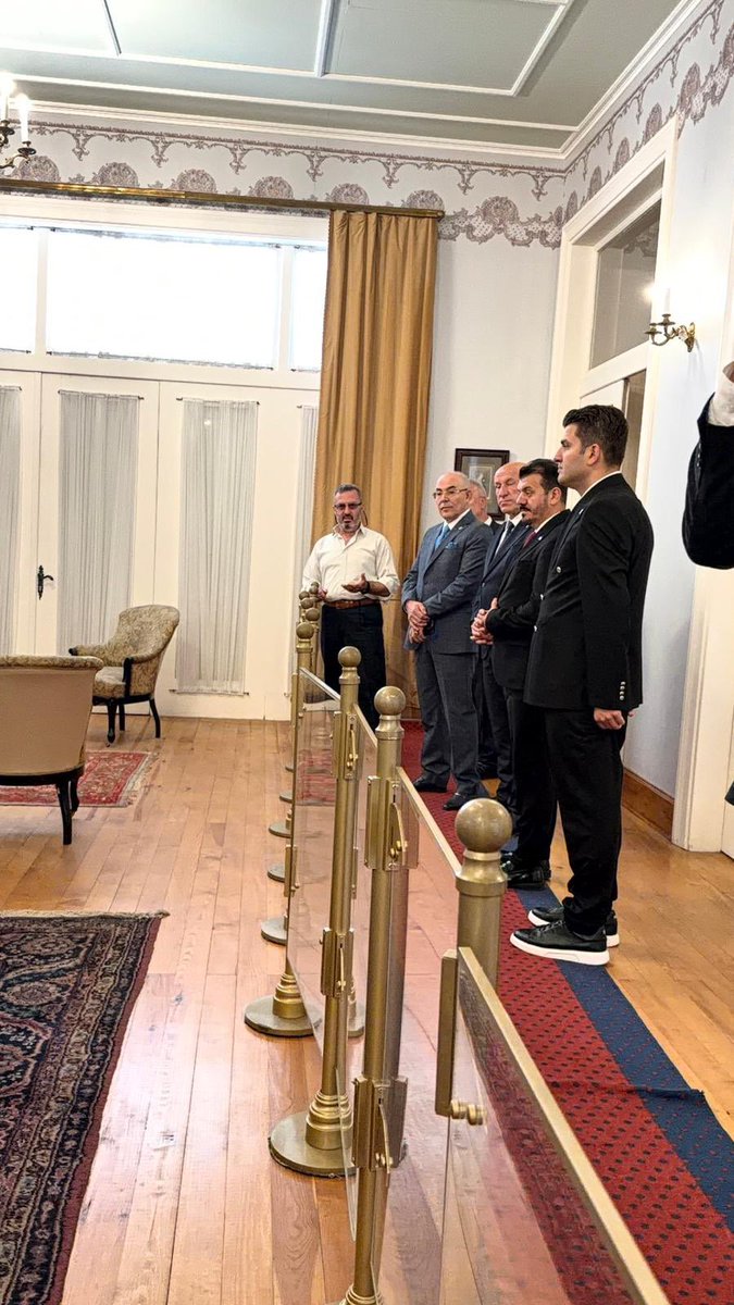 KarakayaMevlut's tweet photo. #YalovaMHP
#YalovaAtatürkKöşkü

İl Kongremiz dolayısıyla bulunduğumuz Yalova’da, İl Başkanımız  Mustafa Deviren ve teşkilat mensuplarımızla birlikte Atatürk Köşkü’nü ziyaret ettik.

Millî Mücadele’nin izlerini taşıyan bu tarihî mekânda, Gazi Mustafa Kemal Atatürk’ün aziz hatırasını yâd ettik.

Bu güzel vatanı bizlere emanet eden başta Gazi Mustafa Kemal Atatürk olmak üzere, istiklâl ve istikbalimiz uğruna mücadele eden bütün kahramanlarımızı rahmet, minnet ve şükranla anıyorum.

Bu necip milletin hafızası mekânlarda, ruhu ise istiklâl sevdasında yaşar.

Biz, o ruhun emanetçileri; bu vatanın dününe hürmet, yarınına umut, bayrağına ve milletine gönülden bağlı olanlarız. 🇹🇷