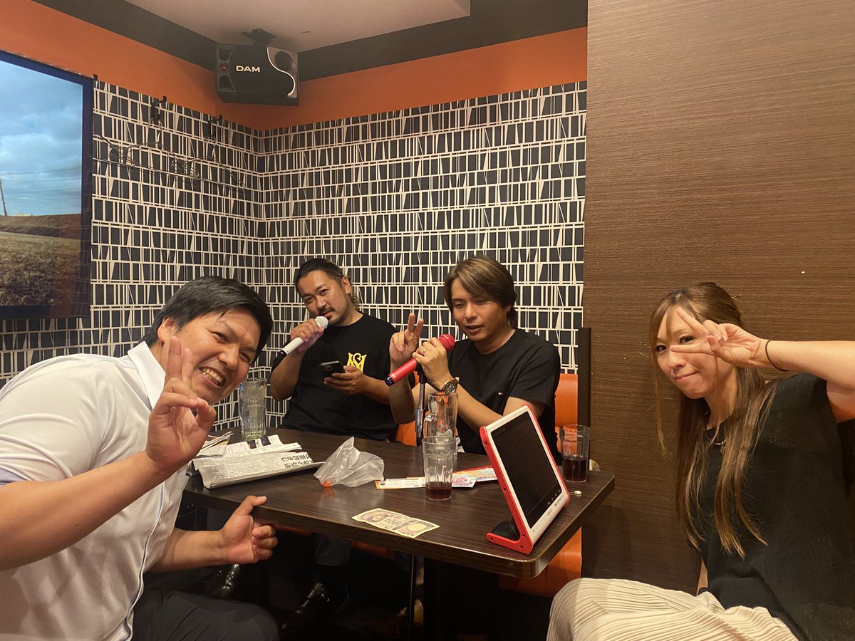 UiHShYxtLVV1MLa's tweet photo. 二次会カラオケなう🎤 https://t.co/QGFvA8Z7Hf