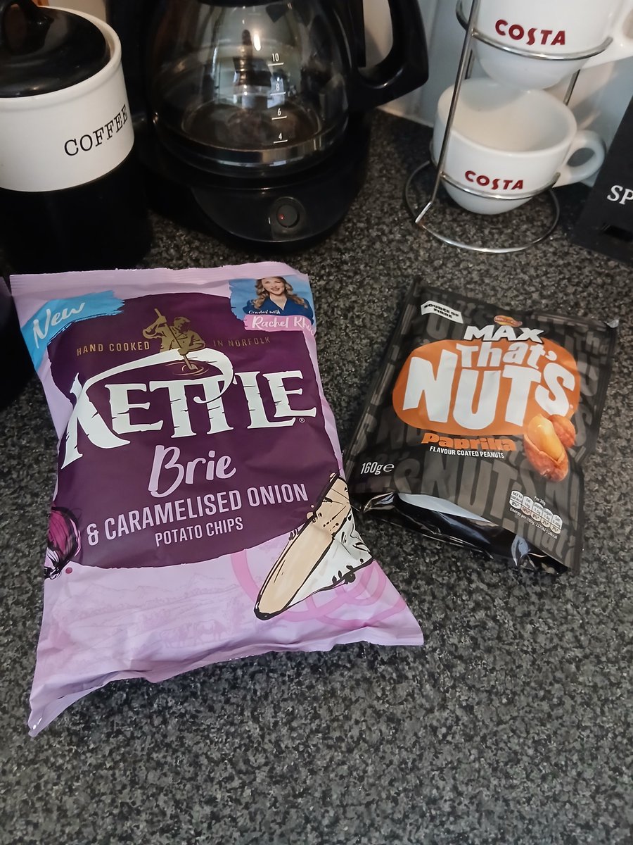 Keef_B_1's tweet photo. This week's #SundayScoops &amp; #Snacks. 
#beer #beers #beerlover #BeerUs #beertalk #beertweet #BeerX #SnackyChan #crisps #nuts #food #FoodForThought #SundayThoughts #SundayVibes #sundayservice #KeepSundaySpecial 
@KETTLEChipsUK @walkers_crisps 
🙏❤️✌️ https://t.co/ubOlBHxCM5