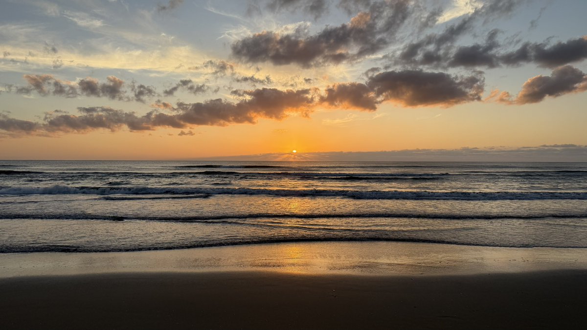 PANZER_FD2's tweet photo. 能登半島をぐるっと時計周りに半周して、
快晴の千里浜なぎさへ

日本海に沈む夕陽を見ながらのんびりタイム

夕方の千里浜、みんなが思い思いに時間を愉しんでるの雰囲気が最高に気持ちよかった

二日目の走行距離は12時間で300キロちょい https://t.co/y96ZzK6Y5K