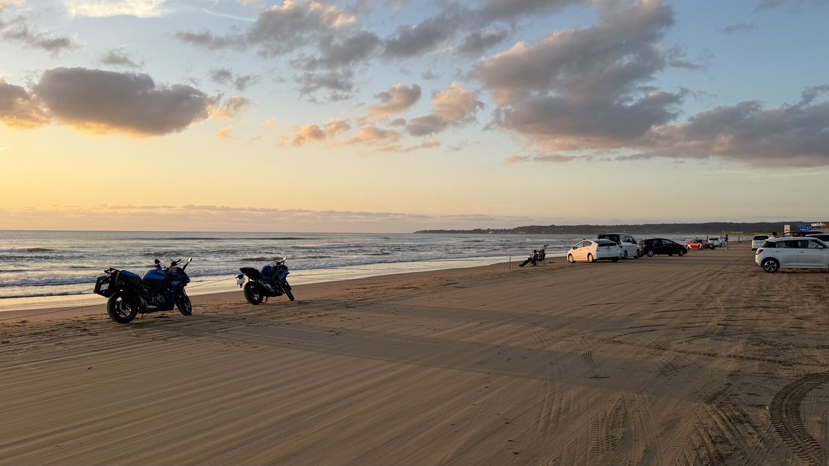 PANZER_FD2's tweet photo. 能登半島をぐるっと時計周りに半周して、
快晴の千里浜なぎさへ

日本海に沈む夕陽を見ながらのんびりタイム

夕方の千里浜、みんなが思い思いに時間を愉しんでるの雰囲気が最高に気持ちよかった

二日目の走行距離は12時間で300キロちょい https://t.co/y96ZzK6Y5K