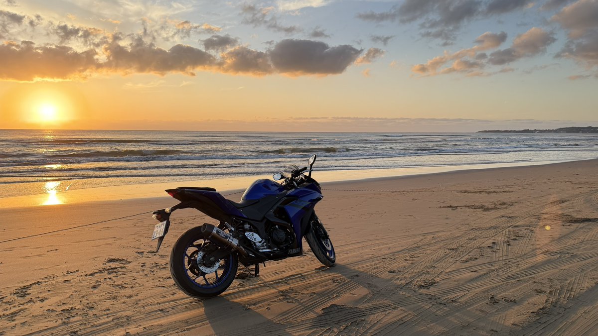 PANZER_FD2's tweet photo. 能登半島をぐるっと時計周りに半周して、
快晴の千里浜なぎさへ

日本海に沈む夕陽を見ながらのんびりタイム

夕方の千里浜、みんなが思い思いに時間を愉しんでるの雰囲気が最高に気持ちよかった

二日目の走行距離は12時間で300キロちょい https://t.co/y96ZzK6Y5K
